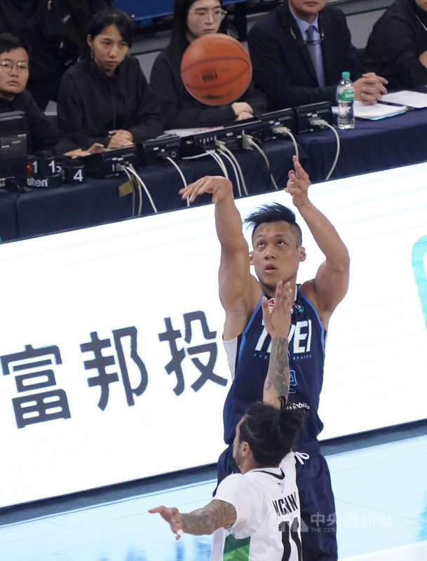 台北富邦勇士新球季進軍東南亞職業籃球聯賽(ABL),16日主場開幕戰迎戰澳門黑熊,富邦勇士「野獸」林志傑(後)的表現受到矚目。中央社記者徐肇昌攝 108年11月16日
