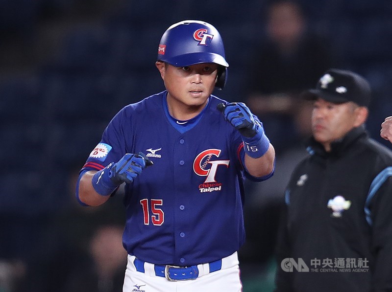 世界12強複賽中華隊12日在日本千葉ZOZO球場對戰韓國隊,2局上胡金龍(圖)敲出安打,將二壘上高宇杰送回本壘得分。中央社記者張新偉千葉攝 108年11月12日