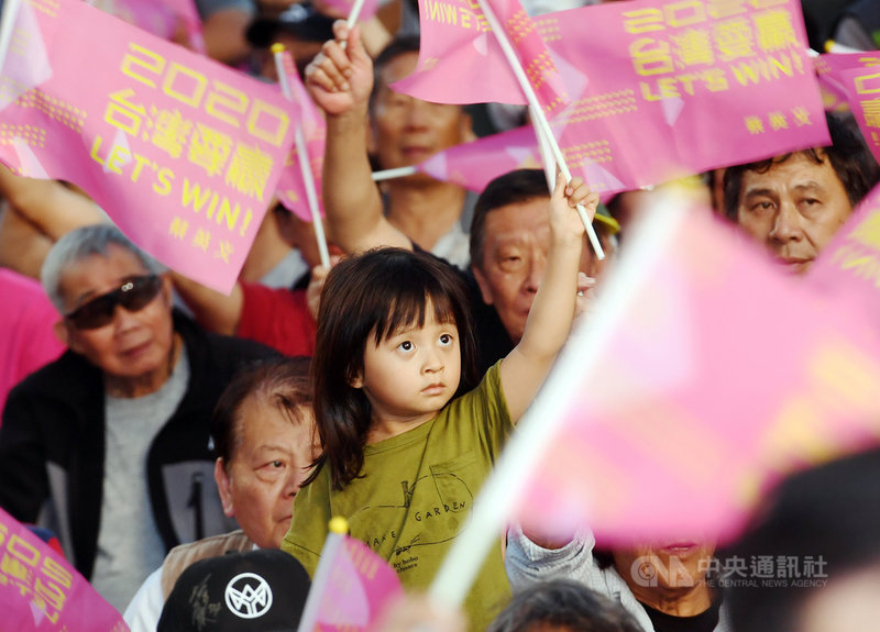 「2020台灣要贏蔡英文總統連任全國暨台北市競選總部」17日下午起舉行成立大會,會場湧入大批支持者,一名小女孩也拿著旗幟揮舞,隨眾人一起為總統蔡英文加油。中央社記者施宗暉攝 108年11月17日