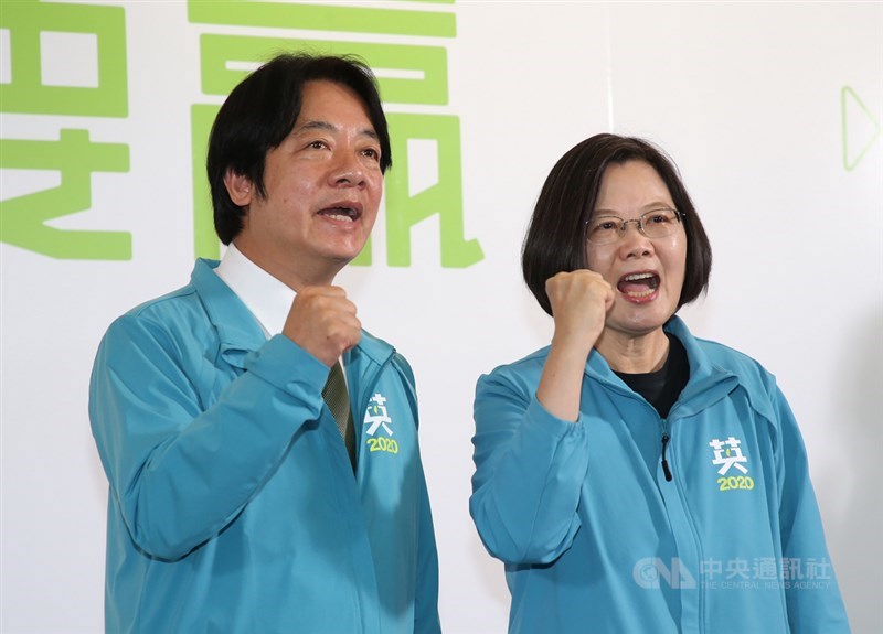 總統蔡英文(右)17日宣布,副手為前行政院長賴清德(左),兩人也呼口號,展現團結氣勢。中央社記者鄭傑文攝 108年11月17日
