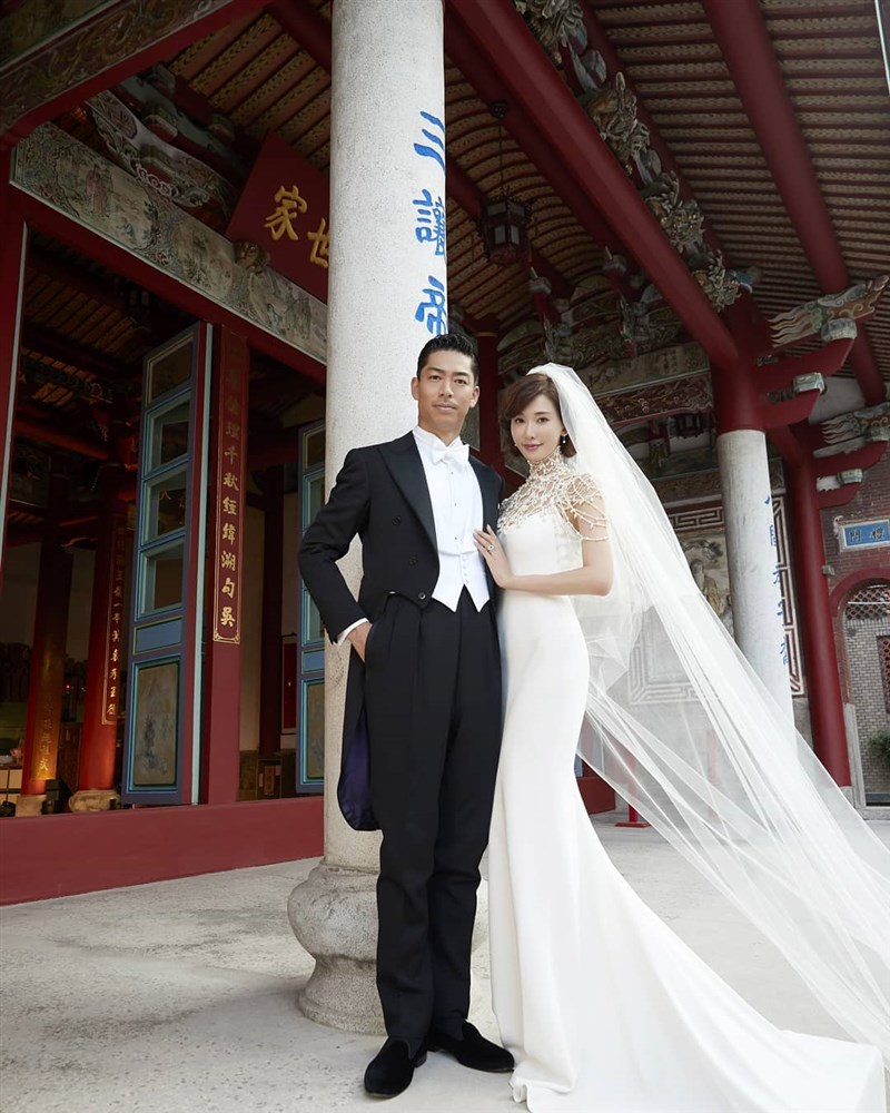 名模林志玲(右起)與日本男星AKIRA 17日下午依台灣習俗在台南舉行結婚儀式,場面感人。(圖取自林志玲IG網頁instagram.com/chiling.lin)
