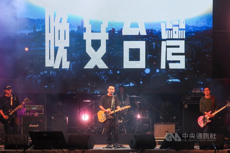 守民主護台灣大聯盟主辦「撐香港,要自由 Freedom is not Free」系列活動,17日晚間在台北自由廣場前舉行「撐香港要自由」演唱會,由樂團滅火器擔綱開場演出。中央社記者吳家昇攝 108年11月17日