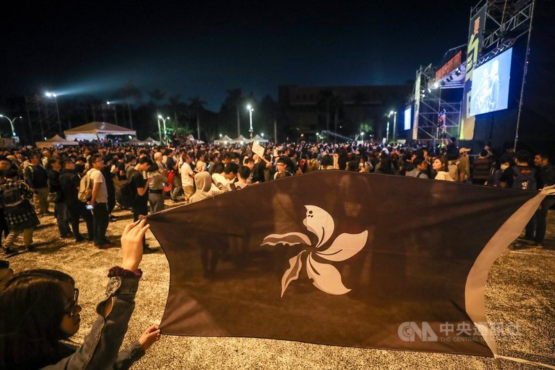 守民主護台灣大聯盟主辦的「撐香港要自由演唱會」,17日晚間在台北自由廣場登場,吸引大批民眾響應,現場有人舉起旗幟,象徵支持香港反送中示威運動。中央社記者吳家昇攝 108年11月17日
