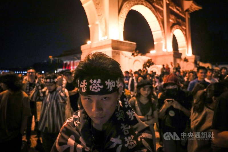 守民主護台灣大聯盟17日晚間在台北自由廣場舉辦「撐香港要自由演唱會」,邀請多組音樂人輪番演出,號召民眾共同「撐港反極權」,現場有與會民眾頭戴布條,聲援香港反送中示威運動。中央社記者吳家昇攝 108年11月17日