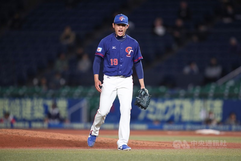 2019世界12強棒球賽複賽,中華隊12日晚間在日本千葉ZOZO球場對戰韓國隊,中華隊投手張奕先發投6.2局,用了112球,每每成功化解危機都吶喊振奮士氣。中央社記者張新偉千葉攝 108年11月12日
