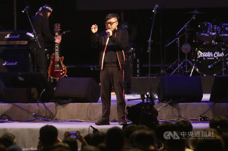 守民主護台灣大聯盟主辦「撐香港要自由」演唱會,17日晚間在台北自由廣場登場,音樂人林夕出席與會,登台發言力挺香港反送中抗爭運動。中央社記者吳家昇攝 108年11月17日