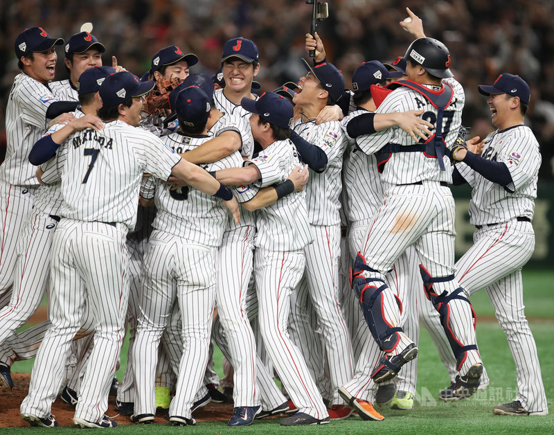 2019世界12強棒球錦標賽17日晚間由日本隊(圖)與韓國隊爭奪冠軍獎盃,日本隊一開場就遭轟,但馬上逆轉超前,終場以5比3奪勝,拿下第2屆12強賽事冠軍,選手在場內興奮慶祝。中央社記者張新偉東京攝 108年11月17日