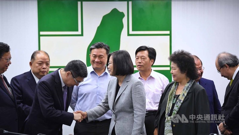 民進黨6月19日召開中執會正式公告提名總統蔡英文參選2020總統大選,蔡總統(前右2)赴民進黨中央向中執委發表談話,並向黨主席卓榮泰(前左)握手致意,感謝他帶領的團隊讓初選順利落幕。中央社記者王飛華攝 108年6月19日