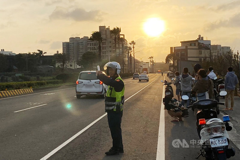 台中市大甲區經國路18日起預期將出現懸日美景,吸引民眾前往搶拍,大甲警分局也特別派員到場疏導交通,維護民眾安全。(台中市警察局提供)中央社記者趙麗妍傳真 108年11月18日