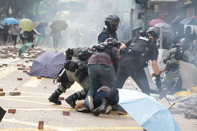 香港理工大學18日成為反送中主戰場,警方封鎖周圍500公尺,漆咸道和金馬倫道周圍爆發衝突。外圍有示威者想進入理大支援,防暴警察多次放催淚彈阻止。中央社記者張謙香港攝 108年11月18日