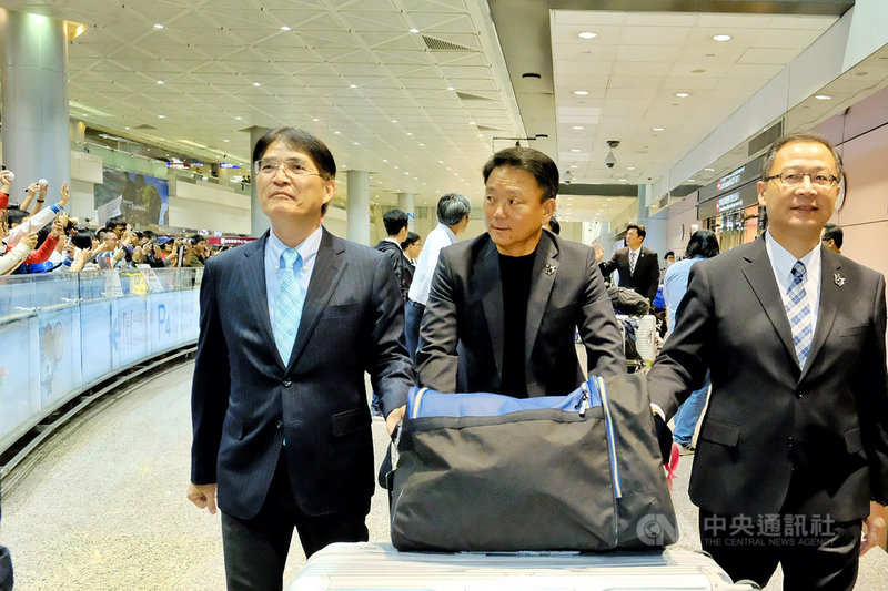 世界12強棒球賽中華隊成員18日下午搭機陸續返台,當總教練洪一中(中)等人走進桃園國際機場第二航廈的接機大廳,許多球迷夾道歡迎,場面相當熱絡。中央社記者吳睿騏桃園機場攝 108年11月18日