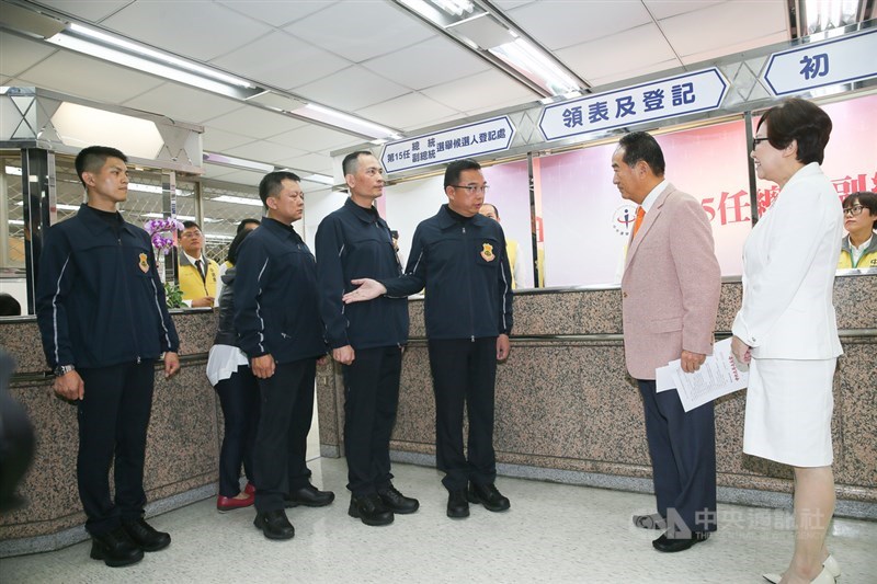 第15任總統、副總統選舉18日開始申請登記,親民黨總統參選人宋楚瑜(前右2)與搭檔余湘(前右)上午前往中選會登記參選,國安人員上前報告並接手維安工作。中央社記者謝佳璋攝 108年11月18日