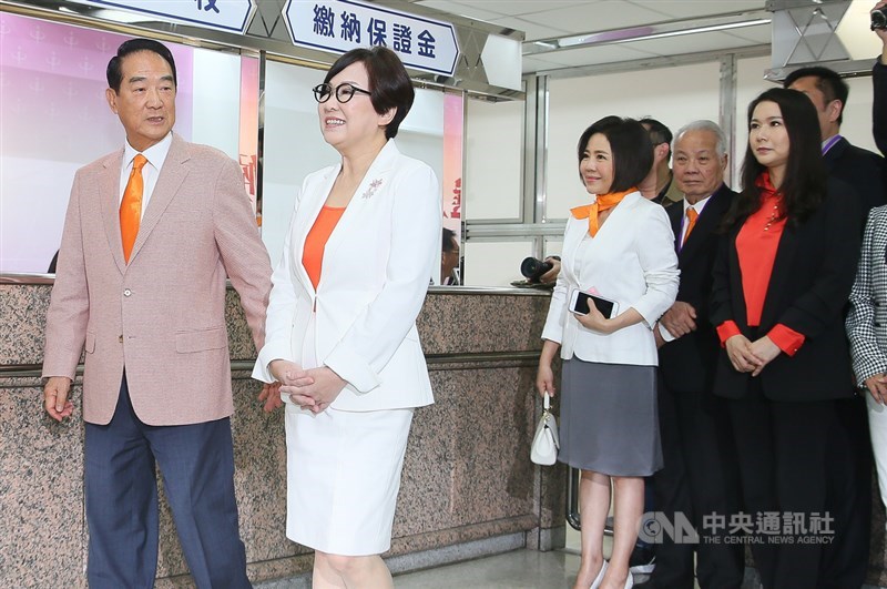 第15任總統、副總統選舉18日開始申請登記,親民黨總統參選人宋楚瑜(左)與搭檔余湘(左2)在永齡基金會執行長劉宥彤(右)等人陪同下,前往中選會登記參選。中央社記者謝佳璋攝 108年11月18日
