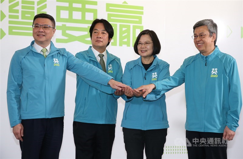 總統蔡英文(右2)17日正式宣布副手為前行政院長賴清德(左2),民進黨主席卓榮泰(左)、副總統陳建仁(右)也出席記者會,4人一起握手加油展現團結。中央社記者鄭傑文攝 108年11月17日