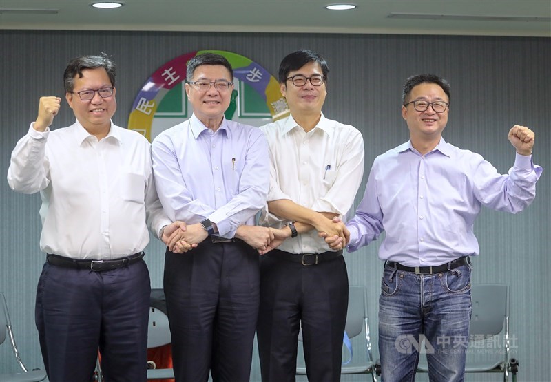 民進黨1月16日中常會後,黨主席卓榮泰(左2)率新上任的黨秘書長羅文嘉(右)、行政院副院長陳其邁(右2)與連任成功的桃園市長鄭文燦(左)到記者室與媒體見面,聊聊過去與現在的改變。 中央社記者裴禛攝 108年1月16日