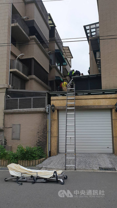 基隆市一名少女18日疑似從4樓墜落2樓雨遮,消防局獲報後立刻派員前往救援,所幸少女意識清楚,不過全身有多處擦挫傷。中央社記者王朝鈺攝 108年11月18日