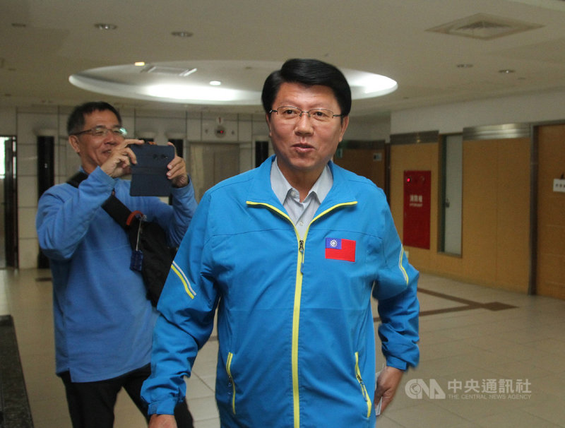 國民黨台南市黨部主委謝龍介(前)19日在台南市議會舉行記者會,宣布將留在黨的不分區立委名單內。中央社記者楊思瑞攝 108年11月19日
