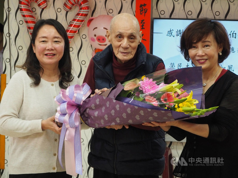 新竹榮家89歲榮民劉明芝(中)日前捐出賣房所得新台幣700萬元,獲今年全國好人好事代表「八德獎」殊榮肯定,劉明芝19日受訪時感謝國家,並表示相信社會上還有很多好人和好事。(新竹榮民之家提供)中央社記者郭宣彣傳真 108年11月19日