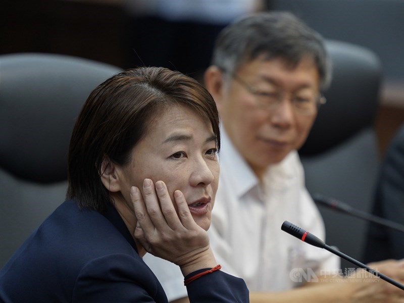 親民黨總統參選人宋楚瑜19日表示,親民黨內原本有意跟台北市長柯文哲(後)合作,讓柯文哲參選2020總統,並由台北市副市長黃珊珊(前)搭檔參選副總統。(中央社檔案照片)
