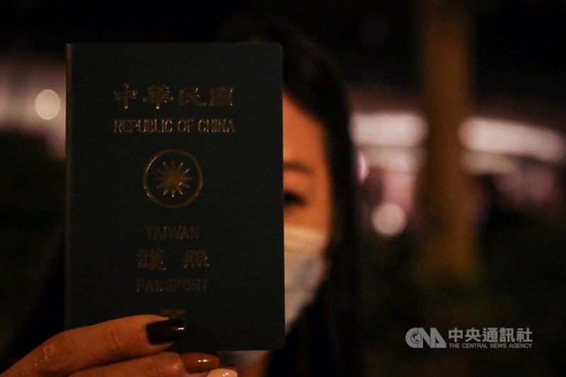 日前受困香港理工大學被捕的台籍戴姓高中生20日獲保釋,暫未控罪,家長表示孩子身體狀況良好。圖為家長出示戴姓女高中生的護照。中央社記者吳家昇攝 108年11月19日