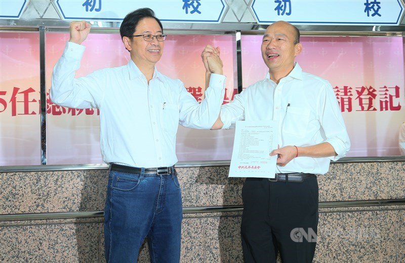 第15任總統、副總統選舉18日開始申請登記,國民黨總統參選人韓國瑜(右)與搭檔張善政(左)上午前往中選會,正式完成選舉登記。中央社記者謝佳璋攝 108年11月18日