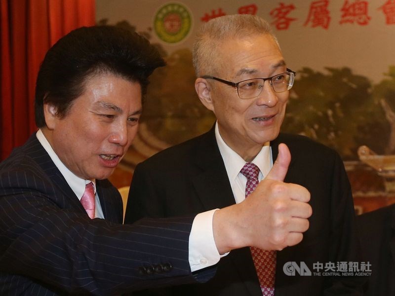 國民黨中常委范成連(左)19日表示,目前他在中國大陸仍經營事業,深怕無法兼顧繁重的立委工作,決定退出此次國民黨不分區立委提名。右為國民黨主席吳敦義。(中央社檔案照片)