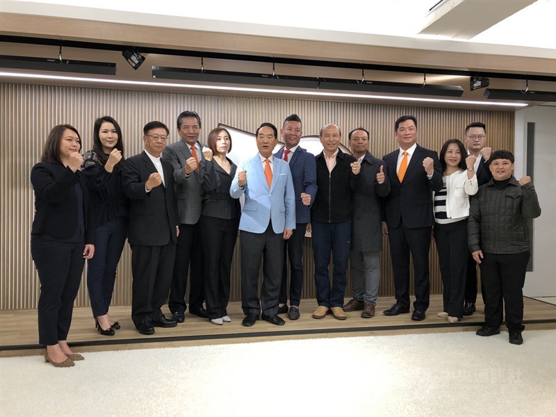 親民黨20日在台北中央黨部舉行記者會公布不分區立委名單,親民黨主席、總統參選人宋楚瑜(左6)和不分區立委提名人一同振臂加油。中央社記者王飛華攝 108年11月20日