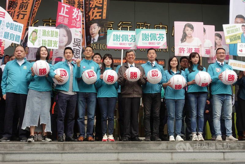 副總統陳建仁(前右5)20日陪同民進黨在台北市提名7席區域立委參選人阮昭雄(前右起)、許淑華、謝佩芬、高嘉瑜、吳怡農、何志偉、吳思瑤,與無黨籍立委林昶佐(前右4)赴台北市選委會造勢,並送每人一顆寫「勝」字棒球,預祝8席立委「全壘打」。中央社記者梁珮綺攝 108年11月20日