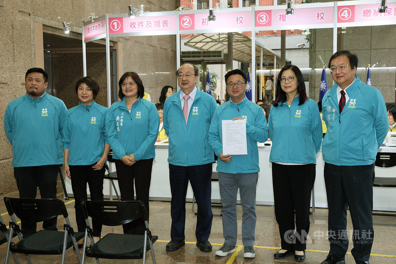 民進黨秘書長羅文嘉(右3)20日與民進黨不分區立委提名人吳玉琴(左3)、洪申翰(左1)、范雲(左2)、邱泰源(右1)、柯建銘(左4)、管碧玲(右2)到中央選舉委員會,完成不分區立委名單登記。中央社記者郭日曉攝 108年11月20日