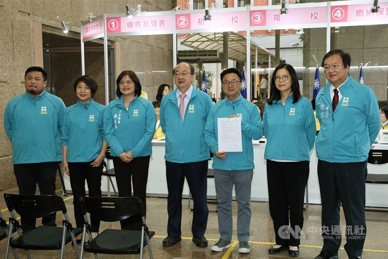 民進黨秘書長羅文嘉(右3)20日與民進黨不分區立委提名人吳玉琴(左3)、洪申翰(左1)、范雲(左2)、邱泰源(右1)、柯建銘(左4)、管碧玲(右2)到中央選舉委員會,完成不分區立委名單登記。中央社記者郭日曉攝 108年11月20日