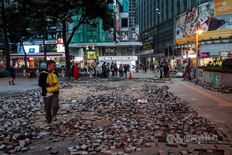 香港反送中示威者與警方在香港理工大學爆發激烈衝突,18日起警方圍堵理大,並在校區外設下防線,理大周邊人行道也嚴重毀損。中央社記者吳家昇攝 108年11月19日