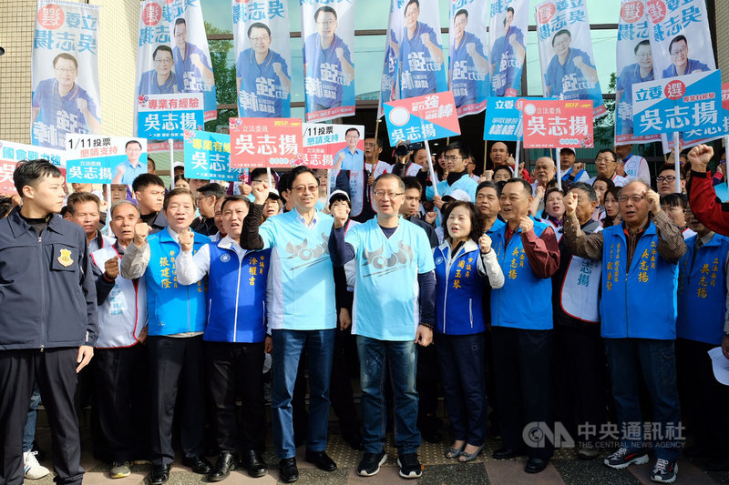 國民黨副總統參選人張善政(前左5)20日陪同桃園市第2選區國民黨立委參選人吳志揚(前左6)前往選委會登記參選,並在支持者簇擁下,高喊「吳志揚凍蒜」口號。中央社記者吳睿騏桃園攝 108年11月20日