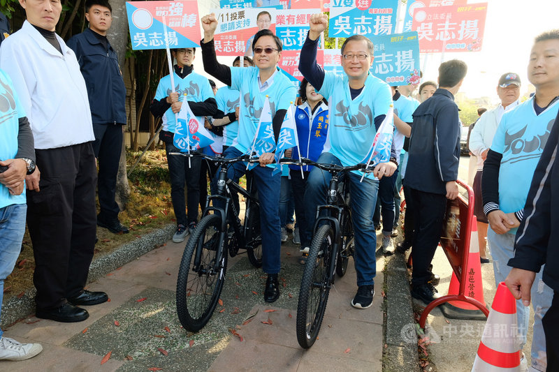 在國民黨副總統參選人張善政(中左)的陪同下,桃園市第2選區國民黨立委參選人吳志揚(中右)20日上午完成登記參選立委作業,兩人更一同騎乘腳踏車,希望選情與地方建設可以一路往前衝,場面相當熱鬧。中央社記者吳睿騏桃園攝 108年11月20日