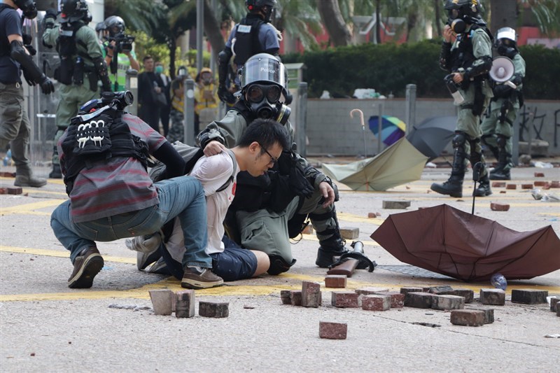 香港理工大學18日成為反送中主戰場,警方封鎖周圍500公尺,漆咸道和金馬倫道周圍爆發衝突。外圍有示威者想進入理大支援,防暴警察多次放催淚彈阻止。中央社記者張謙香港攝 108年11月18日