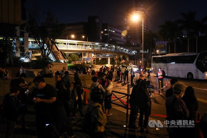 近來香港反送中爆發激烈警民衝突,警方18日起包圍理工大學,至19日晚間雙方仍持續對峙,不少媒體、民眾在理大外圍周邊等待消息。中央社記者吳家昇攝 108年11月19日