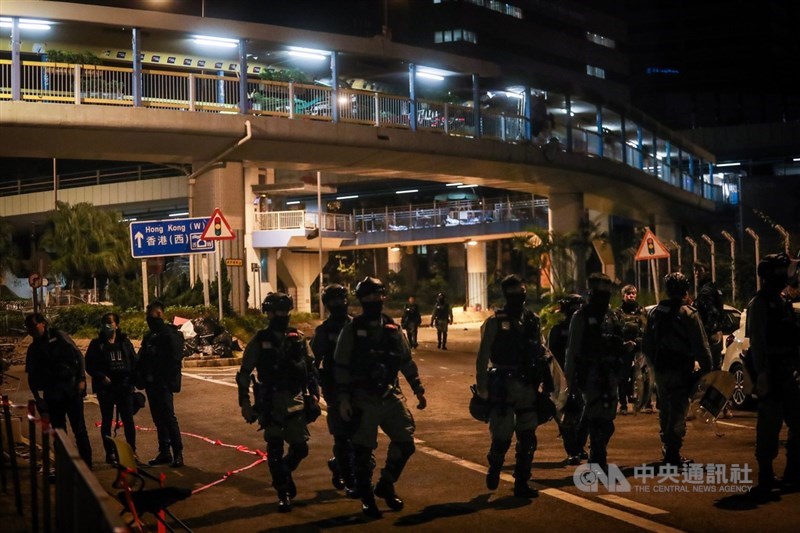 近來反送中爆發激烈警民衝突,警方從11月18日起包圍香港理工大學,並在校區外設防線,20日凌晨部分警務人員卸下任務步出防線。中央社記者吳家昇攝 108年11月20日