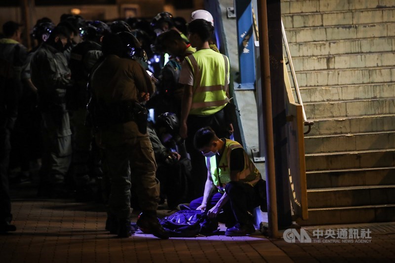 香港理工大學成反送中運動警民衝突激烈戰場,警方18日起圍堵校園周邊,嚴格控管進出人員,一有可疑人士隨即逮捕;19日晚間有醫護團隊欲離開理大,遭警方包圍搜身調查。中央社記者吳家昇攝 108年11月19日