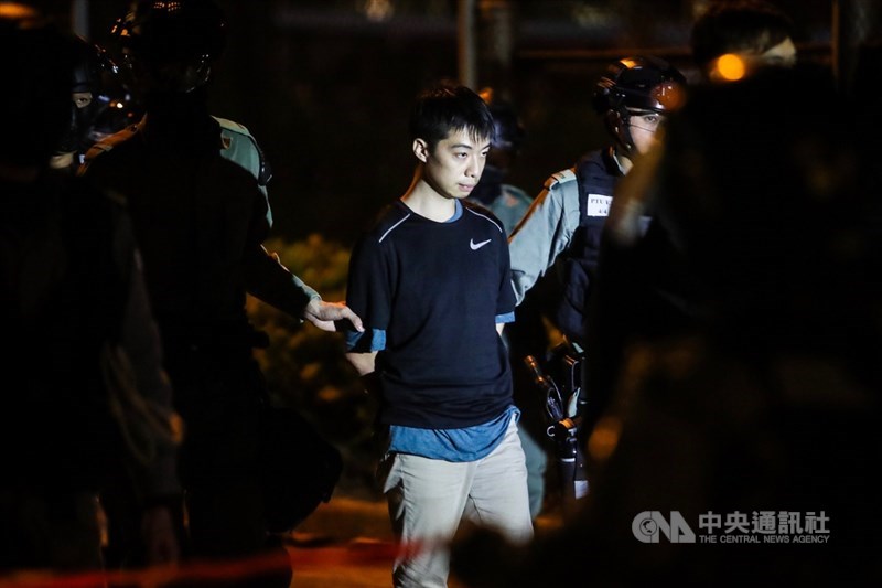 近來反送中爆發激烈警民衝突,警方從11月18日起包圍理工大學,並在校區外設防線,逾10名示威者19日深夜欲闖出防線,遭警方制服並帶上警車。中央社記者吳家昇攝 108年11月20日