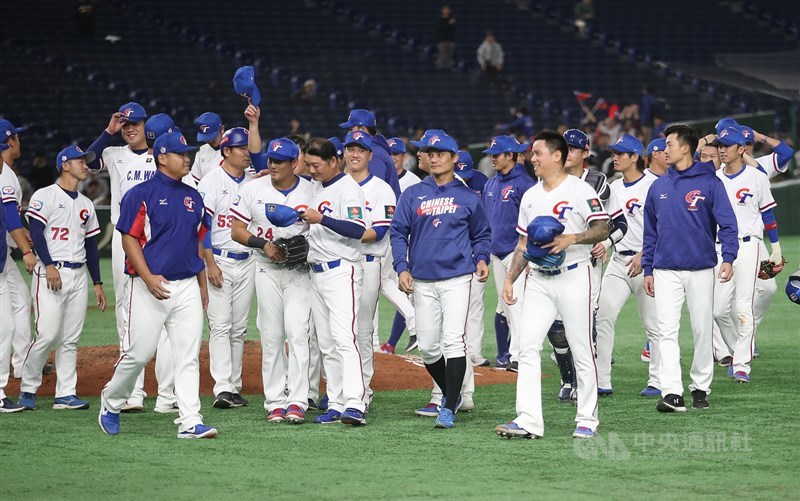 中華隊沒能在世界12強棒球賽拿下東京奧運門票,只能寄望6搶1最終資格賽。圖為中華隊16日以5比1擊敗澳洲隊,獲12強賽事第5名,賽後選手向球迷致意。(中央社檔案照片)