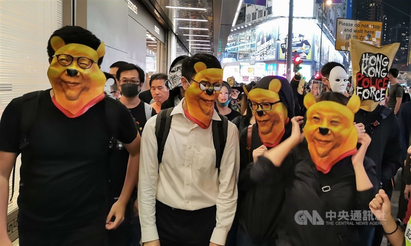 金融時報外交論述委員拉契曼指出,從香港目前情勢來看,不僅習近平的對港政策,甚至他的整體計畫都令人質疑。圖為反送中網友戴著各式造型面具在10月31日西洋萬聖節晚間集會遊行。(中央社檔案照片)