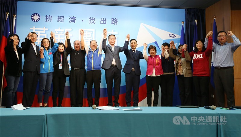 國民黨不分區立委聯合記者會20日在媒體中心舉行,列入不分區立委名單的立委曾銘宗(左2)、前警大教授葉毓蘭(左4)、國軍退將吳斯懷(左5)等人出席,眾人共同呼喊口號。中央社記者鄭傑文攝 108年11月20日