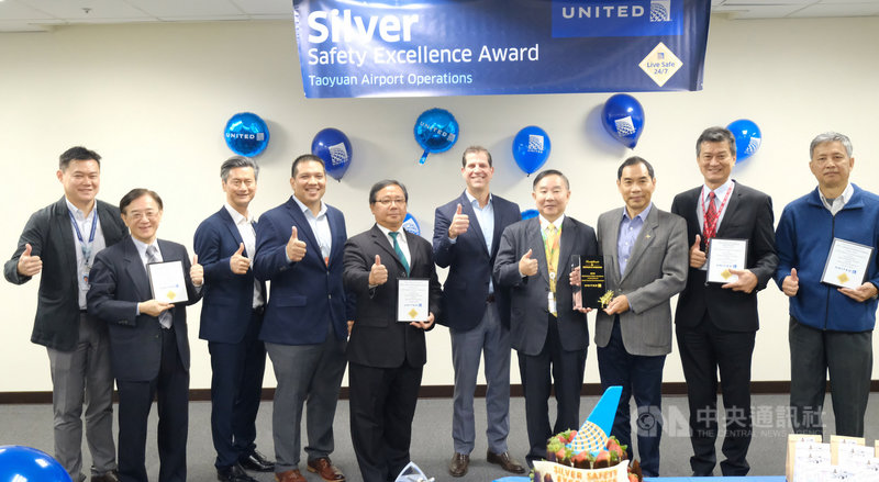 聯合航空公司每年針對全球所有外站進行內部評比，聯航台北站今年獲得亞洲區「安全卓越銀牌獎」，20日舉行頒獎儀式，表揚聯航駐台單位人員在安全上的各項優異表現。中央社記者邱俊欽桃園機場攝　108年11月20日