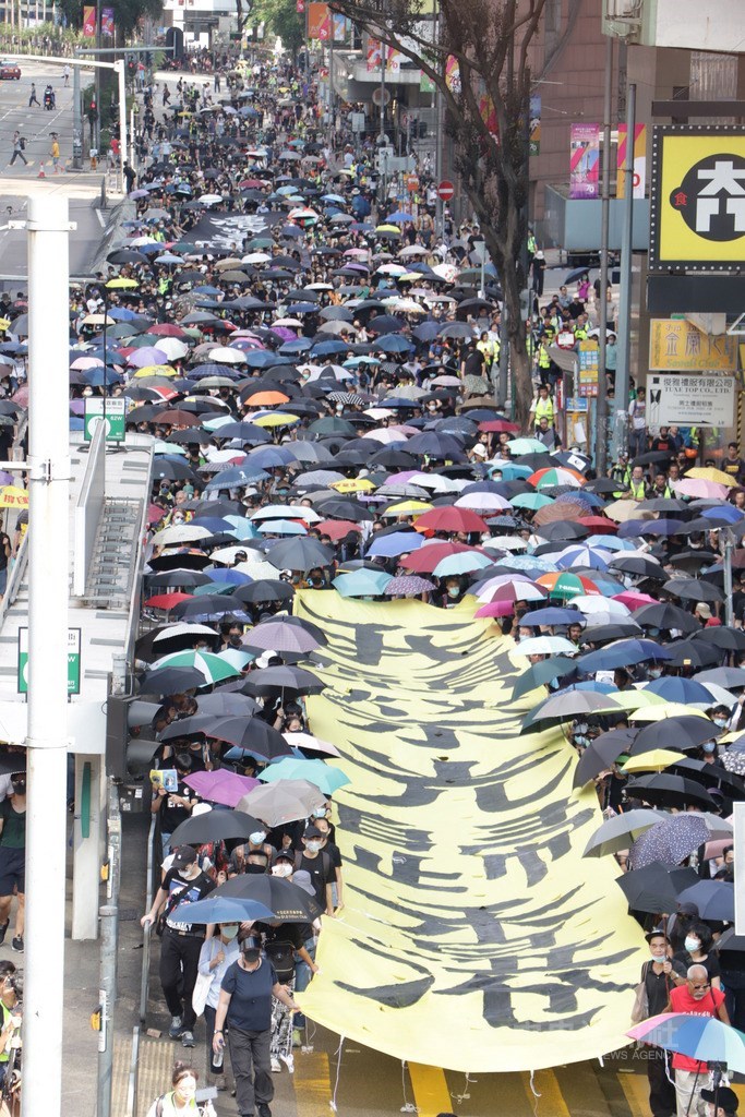 10月5日香港實施禁蒙面法的第一天,許多港人仍然戴著口罩遊行抗議。(中央社檔案照片)