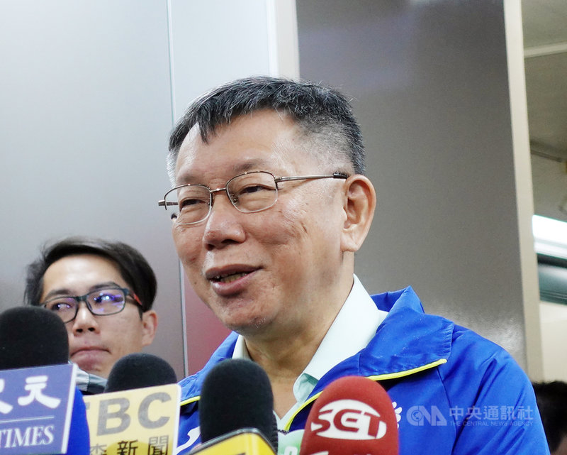 親民黨20日公布不分區立委名單,鴻海集團創辦人郭台銘幕僚劉宥彤名列第4、蔡沁瑜列第9。台北市長柯文哲(前)上午受訪指出,名單沒有特別好或不好,但稱郭台銘未蒙其利,先受其害。中央社記者梁珮綺攝 108年11月20日