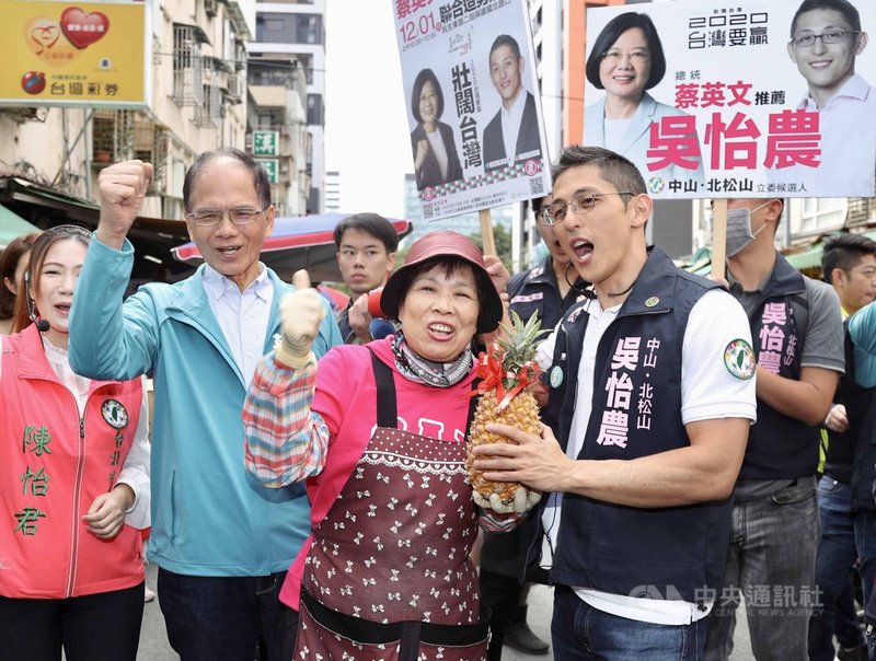前行政院長游錫堃(左2)21日上午陪同台北市第3選區(中山、北松山)民進黨立委參選人吳怡農(前右),在台北濱江市場掃街拜票,有支持者送上鳳梨,祝吳怡農選情旺。中央社記者張皓安攝 108年11月21日