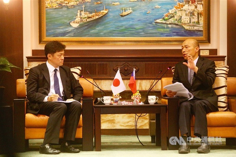 東京大學教授松田康博(左)與研究兩岸問題的日本學者2019年9月曾組團訪問台灣,期間會晤了韓國瑜(右)。(中央社檔案照片)