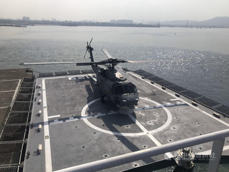 海軍S-70C反潛直升機（圖）20日在左營軍港完成首次落艦海巡署高雄艦任務。海巡署21日表示，這次任務驗證海巡及海軍聯合搜救機制，大幅提升海上救難能量。（海巡署提供）中央社記者程啟峰高雄傳真　108年11月21日