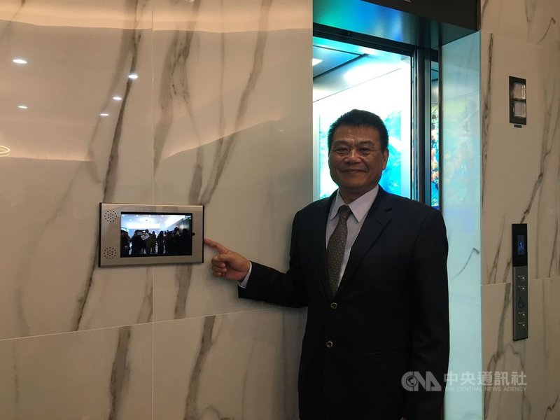 崇友21日開放桃園楊梅廠,公開展示具備人臉辨識功能的智能電梯,鎖定高階豪宅市場。圖為崇友總經理游本立。中央社記者鍾榮峰攝 108年11月21日