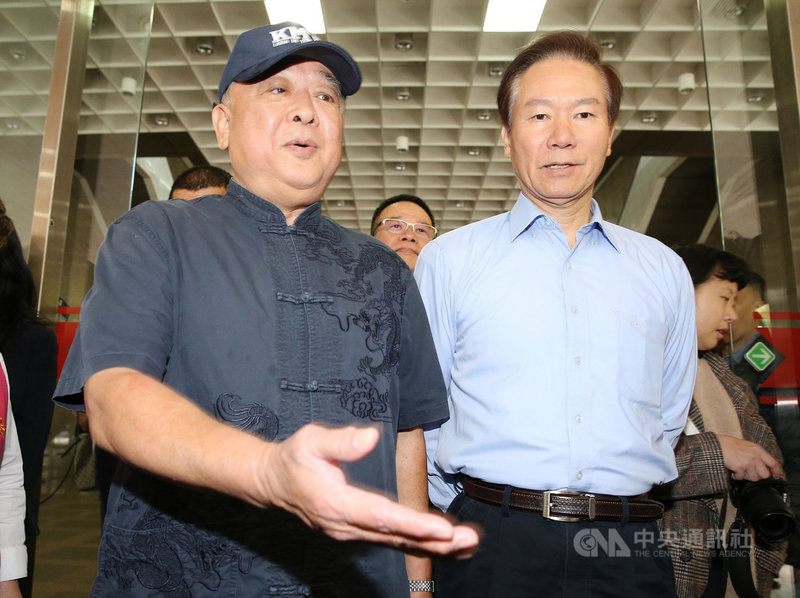 曾赴對岸聆聽中共總書記習近平演說的退將吳斯懷被列入國民黨不分區引發議論,最近又遭外界質疑是否真有教導解放軍對抗美軍。吳斯懷(左)21日在中選會登記現場受訪表示,希望大家不要斷章取義。中央社記者郭日曉攝 108年11月21日