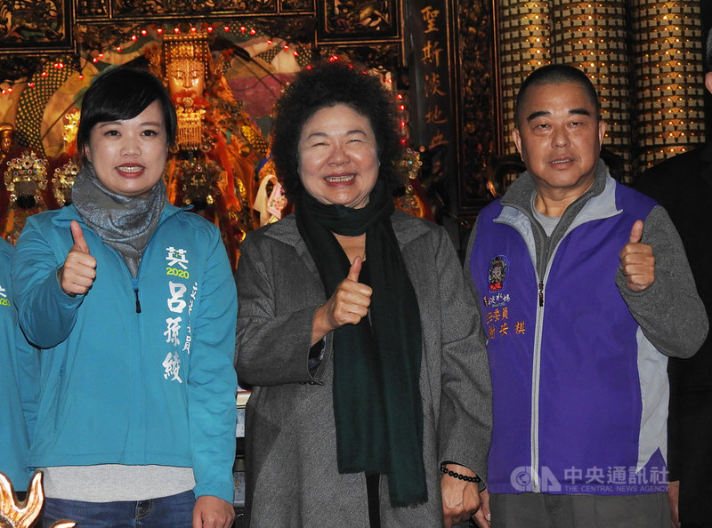 總統府秘書長陳菊(中)21日下午到淡水幫立委參選人呂孫綾(左)輔選時表示,呂孫綾年輕又很努力打拚,是民進黨裁培的新世代,雖然民調領先其他參選人,但贏得太少,希望民調贏多一點,選情才會穩。中央社記者王鴻國攝 108年11月21日